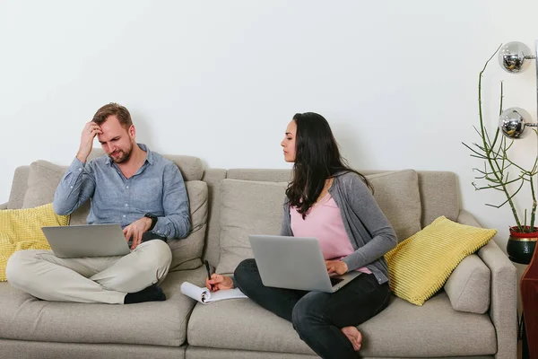 Pasangan Sofa Dengan Laptop Mencoba Untuk Mencari Tahu Apa Yang — Stok Foto