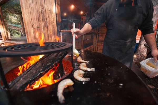 Creveți Focul Lemn Grătarului Gătiți Gătit Vasul Incendiu Concentrați Mână — Fotografie, imagine de stoc