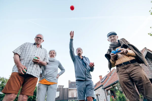 Ev bahçesinde Petanque oynayan bir grup kıdemli arkadaşın alt görüntüsü