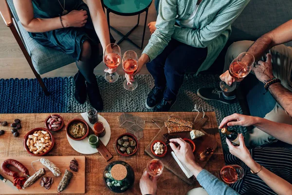 Tapas Yiyecekli Iyi Sofra Manzarası Nsanlar Yemek Yiyor Aperatif Yiyor — Stok fotoğraf