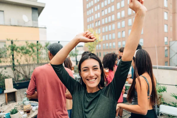 Feliz Joven Sonriente Mujer Bailando Universidad Fiesta Universitaria Con Los — Foto de Stock