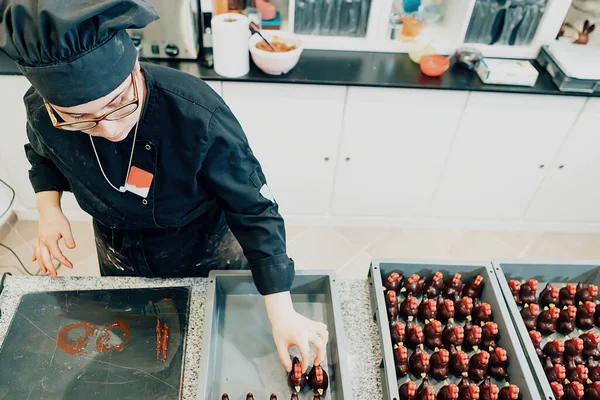 Vista Alto Ángulo Chocolatero Femenino Uniforme Chef Trabajando Pastelería Cocina — Foto de Stock