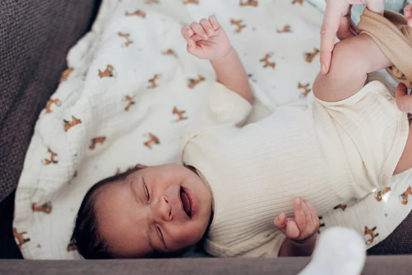 Vedere Sus Unui Nou Născut Culcat Timp Mâinile Mamei Puneau Imagine de stoc