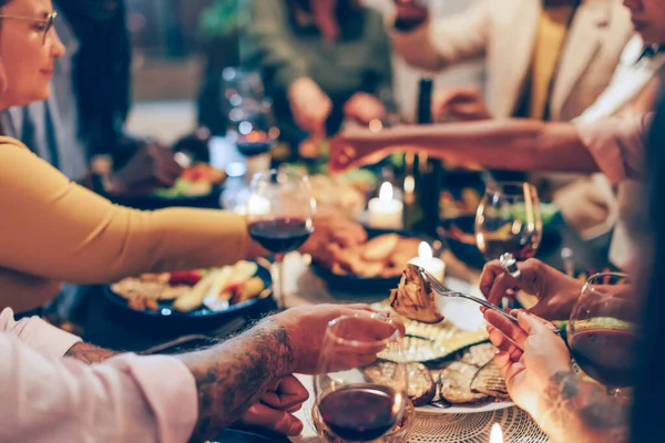 Family Sitting Table Vegan Friends Having Dinner Together Fucus Foreground — Fotografie, imagine de stoc