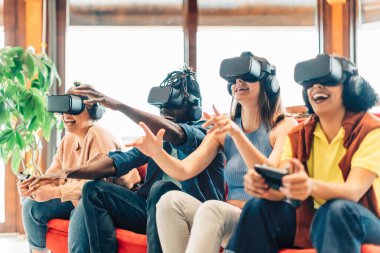 3D gözlüklerle oynayan çok ırklı arkadaş grubu