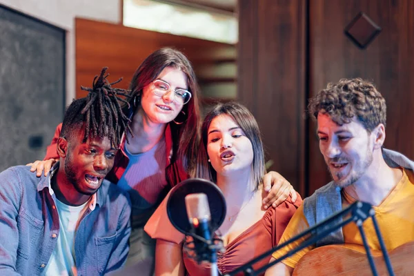Grup Oameni Multietnici Cântând Cântând Chitară Difuzând Podcast Radio Influenceri — Fotografie, imagine de stoc