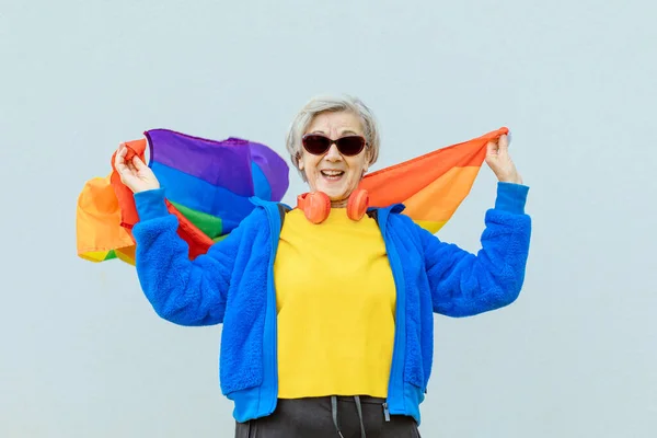 Feliz Años Edad Mujer Vestida Colores Gafas Sol Orgullosamente Ondeando — Foto de Stock