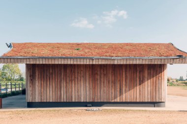 At eğitim merkezinde ahır dizayn etmek. Ahşap ve çelik yapıları olan modern at çiftliği. Gün ışığı.