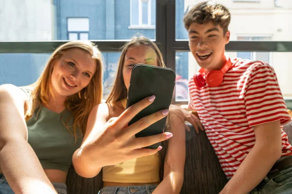 Tres Amigos Viendo Carretes Aplicaciones Los Jóvenes Que Utilizan Teléfono —  Fotos de Stock