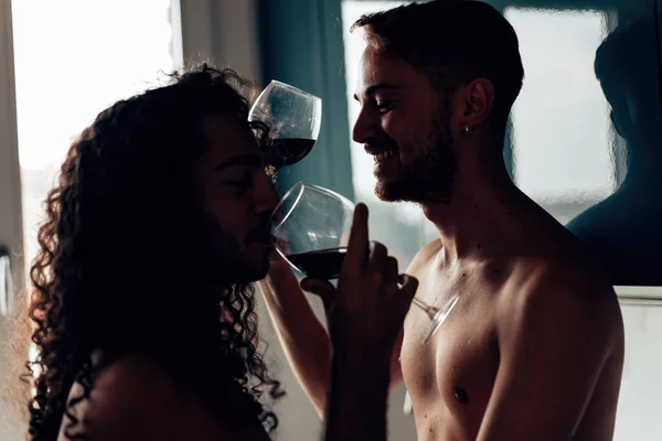 Joven Pareja Gay Relajante Interior Bebiendo Una Copa Vino Tinto —  Fotos de Stock