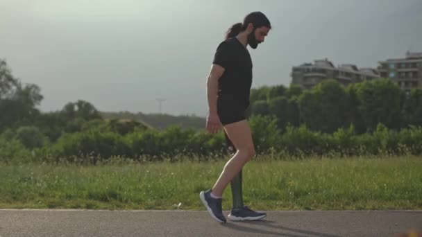 Инвалид Ног Человек Учится Ходить Новым Протезом Открытом Воздухе — стоковое видео
