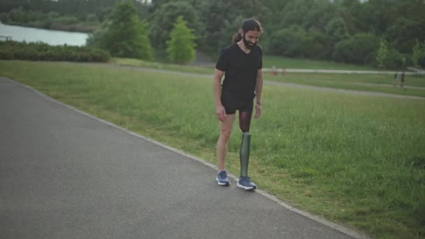 Potret Pria Berambut Panjang Berjenggot Cacat Sporty Dengan Kaki Kiri — Stok Video