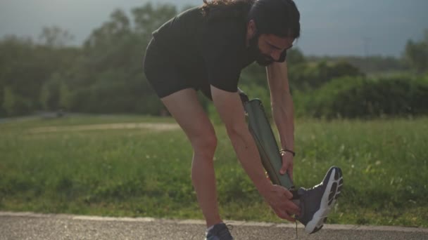 Potret Pria Berambut Panjang Berjenggot Cacat Sporty Dengan Kaki Kiri — Stok Video