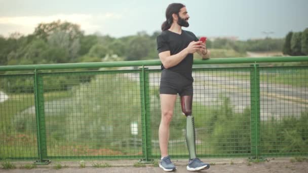 Pria Berjanggut Dengan Rambut Hitam Panjang Berjenggot Kaukasia Menonaktifkan Kaki — Stok Video