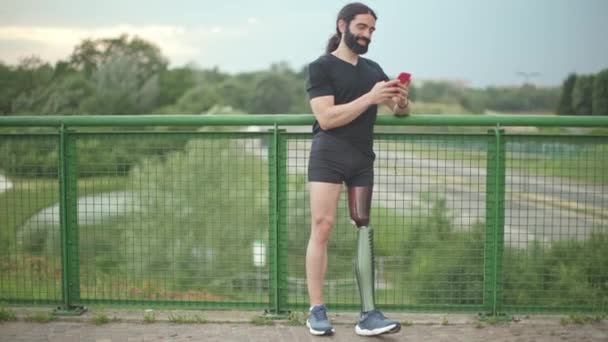Lungo Nero Capelli Caucasico Barbuto Uomo Disabili Gamba Artificiale Sorridente — Video Stock