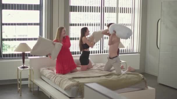 Tres Amigos Tienen Una Pelea Almohadas Cama Feliz Trío Joven — Vídeos de Stock