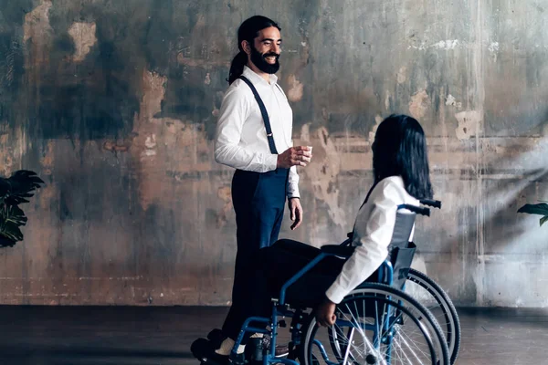 Pie Elegante Caballero Hablando Con Una Señora Silla Ruedas Dos — Foto de Stock