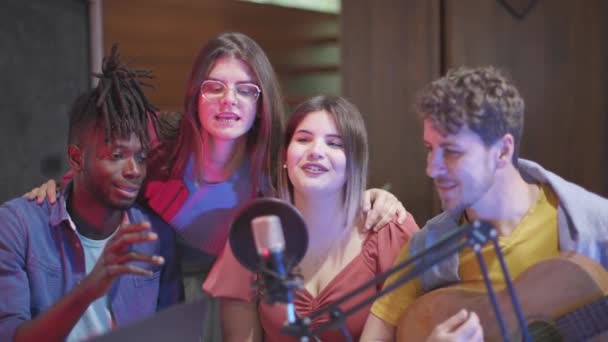 Группа Студентов Поющих Песню Микрофоном Радио Подкасте Университета — стоковое видео