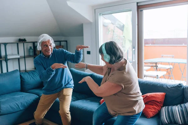 Yaşlı Çift Evde Eğleniyor Dans Ediyor — Stok fotoğraf
