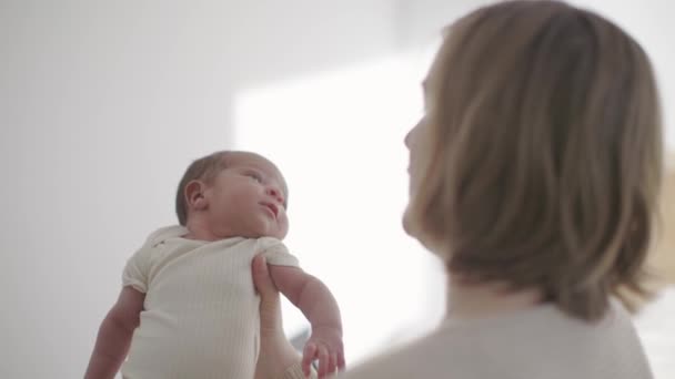 Mutlu Bir Anne Kucaklıyor Kucaklıyor Yeni Doğmuş Bebeğiyle Odada Bağ — Stok video