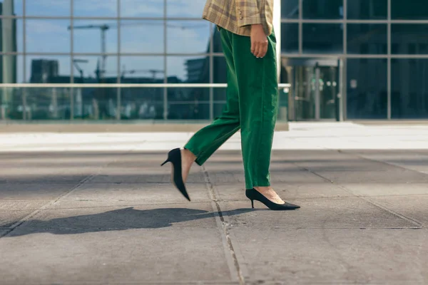 Dame Mode Pantalon Vert Chaussures Talons Hauts Promenades Dans Ville — Photo