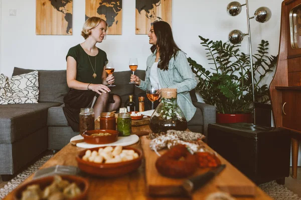 Parmak Yiyecekli Masası Arka Planda Konuşan Şarap Içen Iki Kadın — Stok fotoğraf