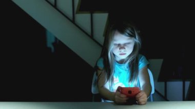 Küçük kız gece akıllı telefon izliyor - çocuklarda uykusuzluk - teknoloji bağımlılığı