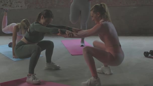 Δύο Κυρίες Αθλητικά Αγκαλιάζονται Για Κάνουν Γυμναστική — Αρχείο Βίντεο