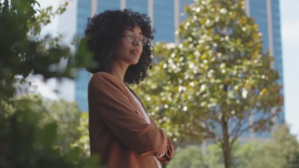 Afro Amerikan Kıvırcık Saçlı Gözlüklü Kadının Açık Hava Portresi — Stok video