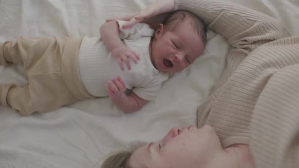 Anne Bebeğin Yan Yana Yattığı Yüksek Açı Görüntüsü — Stok video