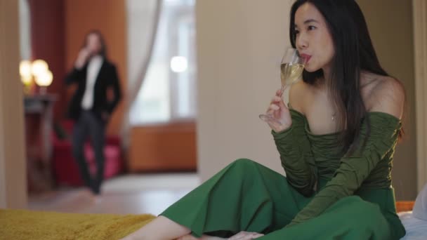 Pani Pijąca Wino Czeka Partnera Kończącego Rozmowę Telefoniczną — Wideo stockowe
