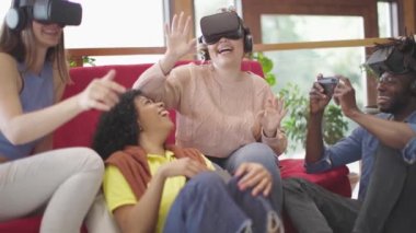 3D gözlük takan arkadaşlar. Hayretler içindeki kızların sanal gerçeklik gözlüğü takarken fotoğraflarını çeken adam.