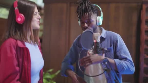 Két Pop Rapper Énekes Egy Dalt Elő Mikrofonon — Stock videók
