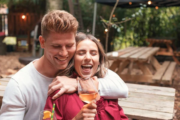 Happy Young Couple Playing Cuddling Outdoor Bar Restaurant Woods — Fotografie, imagine de stoc