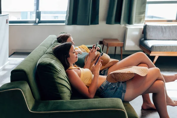 Girls Sitting Couch Using Mobile Phone — Fotografie, imagine de stoc
