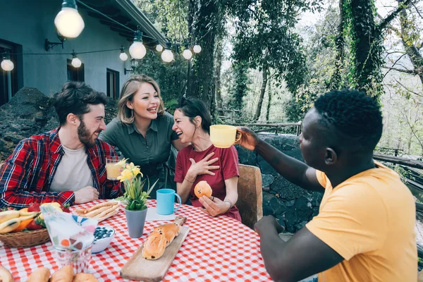 Laughing Friends Having Breakfast Outdoor Holiday Home — Fotografie, imagine de stoc