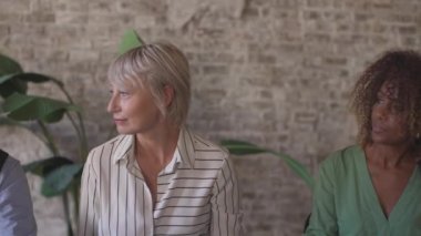 Çalışma masasında beyin fırtınası yapan meslektaşlar. Çok ırklı insanlar birlikte çalışıyorlar.