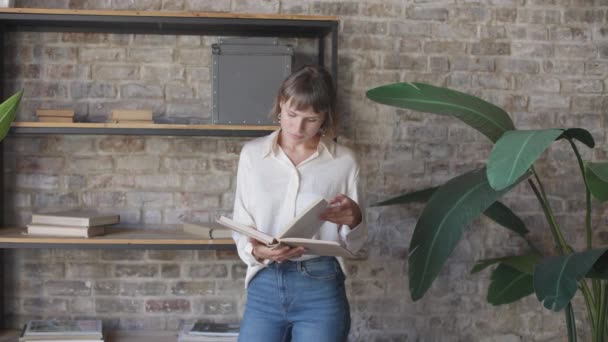 Senhorita Folhear Livro Enquanto Inclina Estante Casa Escritório Biblioteca — Vídeo de Stock