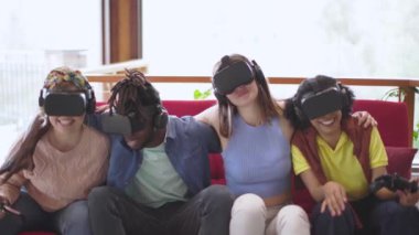 3 boyutlu vizör teknolojisiyle oynayan çok ırklı genç arkadaşlar
