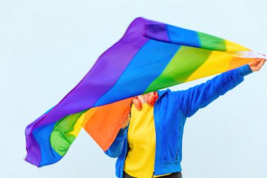 Modern müsrif, tanınmayan yaşlı kadın barış bayrağını sallıyor ve LGBT cemaati