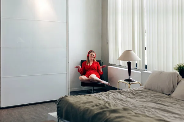 Mujer Joven Vestido Rojo Escuchando Música Acogedor Apartamento —  Fotos de Stock