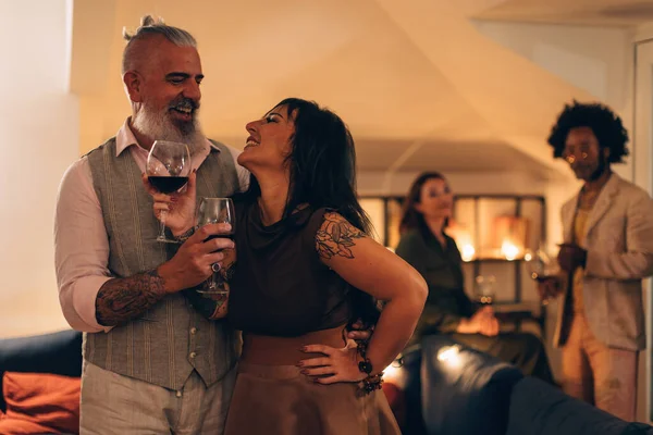 Amigos Felizes Festa Casal Desfrutar Companhia Com Copo Vinho Casa — Fotografia de Stock