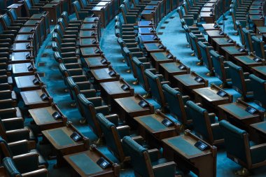 Bükreş, Romanya - 04 Ağustos 2021: Parlamento tatilinde yeterli çoğunluğu bulunmayan olağanüstü genel kurul toplantısında Romen Senatosu 'nun boş sıraları.