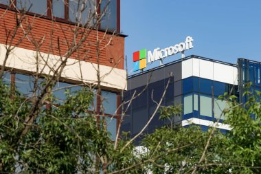 Bükreş, Romanya - 27 Eylül 2021: Microsoft logosu Romanya 'nın Bükreş kentindeki Kampüs 6' dan merkez binasının üzerinde görülüyor. Bu resim sadece editörler içindir..
