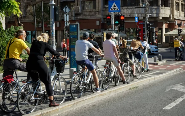 Bukarest Rumänien September 2021 Menschen Auf Fahrrädern Warten Darauf Die — Stockfoto