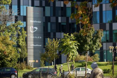 Bükreş, Romanya - 04 Ekim 2021: Romanya 'nın Bükreş kentindeki Orhideea Kuleleri yakınlarındaki bir sinyal havuzunda Bitdefder, Finastra, Thales ve MassMutual şirketlerinin logosu görülüyor.
