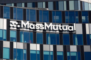 Bükreş, Romanya - 04 Ekim 2021: Hayat Sigorta Şirketi MassMutual logosu Bükreş 'teki genel merkez binasının tepesinde görülüyor.