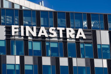Bükreş, Romanya - 04 Ekim 2021: İngiliz finans teknoloji şirketi Finastra 'nın logosu Bükreş' teki genel merkez binasının tepesinde görülüyor.