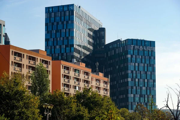 2021年10月4日 罗马尼亚布加勒斯特 在位于罗马尼亚布加勒斯特的Orhideea Towers大楼的顶部 可以看到法国跨国公司Thales的标志 — 图库照片