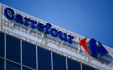 Bükreş, Romanya - 21 Ocak 2021: Fransız çok uluslu perakendeci Carrefour 'un logosu Bükreş' teki Yeşil Mahkeme Binası B 'nin tepesinde görülüyor. Bu resim sadece editörler içindir..
